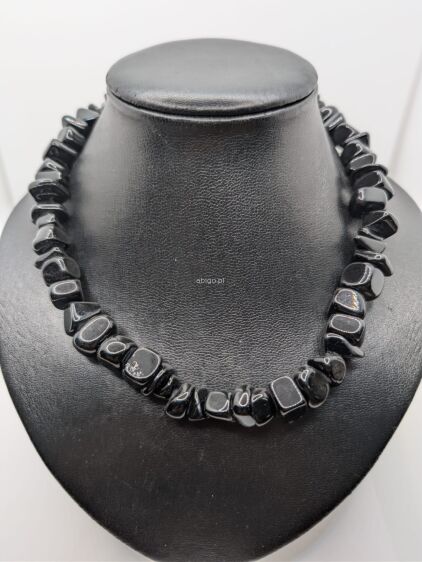 Naszyjnik z sieczki koloru czarnego